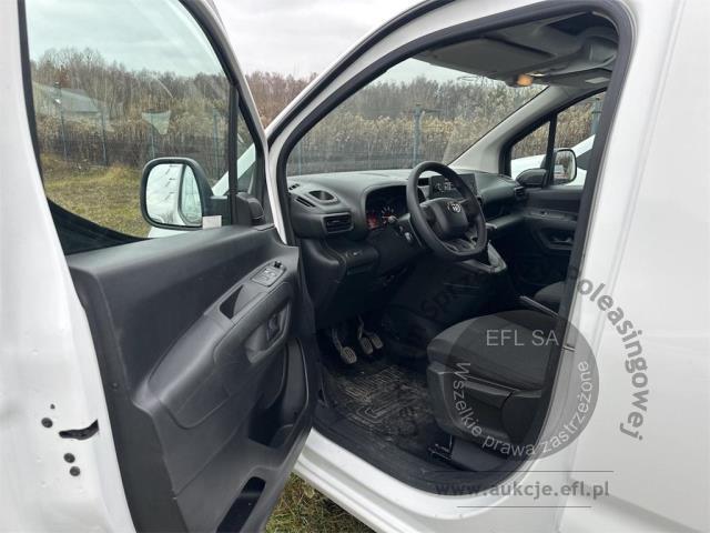 9 - Toyota  Proace City  1.5 D-4D Standard 2,0t 2022r. DW9TM89 Pojazd znajduje się w firmie ARCTOS GROUP sp. z o.o. Al. Krakowska 7, 02-183 Warszawa