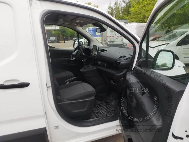 8 - Toyota Proace City 1.5 D-4D Standard  2022r. DW4UR56 Pojazd znajduje się w firmie ARCTOS GROUP sp. z o.o. Al. Krakowska 7, 02-183 Warszawa
