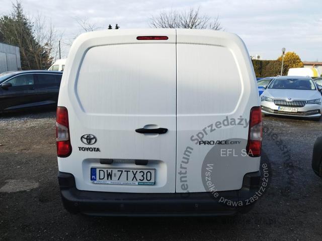 4 - Toyota  Proace City 2022r. DW7TX30 Pojazd znajduje się w firmie ARCTOS GROUP sp. z o.o. Al. Krakowska 7, 02-183 Warszawa