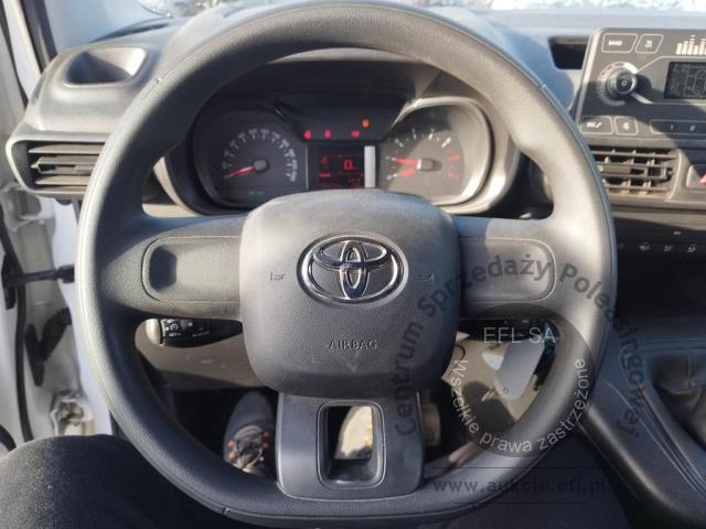 8 - Toyota  Proace City 2022r. DW7TX30 Pojazd znajduje się w firmie ARCTOS GROUP sp. z o.o. Al. Krakowska 7, 02-183 Warszawa