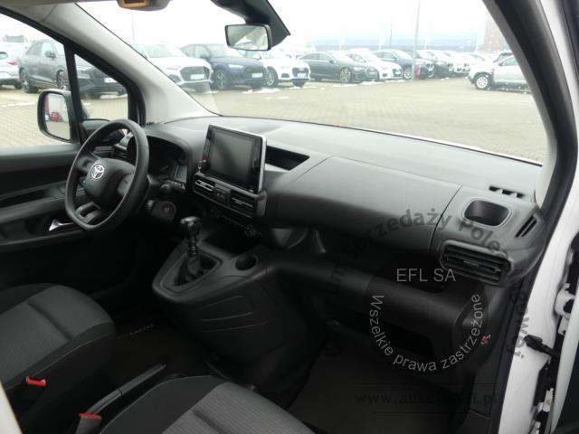 9 - Toyota Proace City Verso 1.5 D-4D 2023r. DW8WK74 Magnice