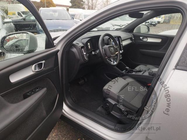 7 - Volvo  XC40  B3 Core aut 2022r. WND1972C Pojazd znajduje się w firmie ARCTOS GROUP sp. z o.o. Al. Krakowska 7, 02-183 Warszawa