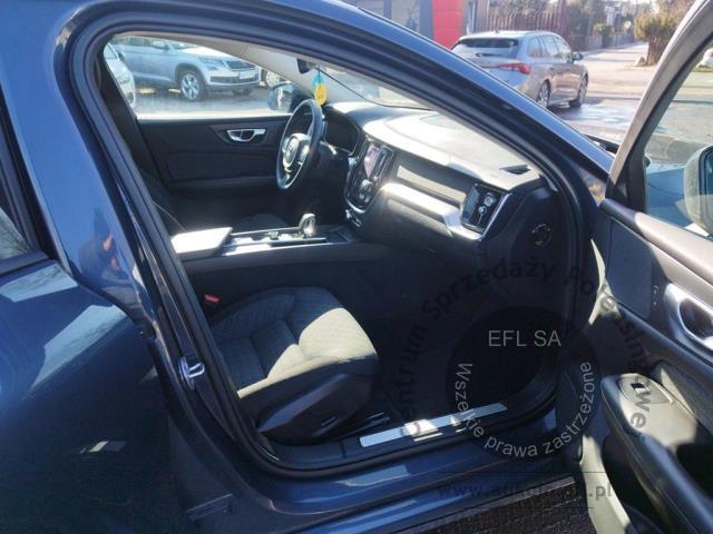 10 - Volvo V60 B3 B Essential aut Kombi 2022r. WZ352FT Pojazd znajduje się w firmie ARCTOS GROUP sp. z o.o. Al. Krakowska 7, 02-183 Warszawa