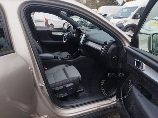 8 - Volvo  XC40 B3 Core aut 2022r. WND1948C Pojazd znajduje się w firmie ARCTOS GROUP sp. z o.o. Al. Krakowska 7, 02-183 Warszawa