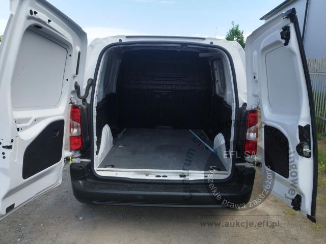 7 - Toyota Proace City 1.5 D-4D Standard  2024r. DW2YT36 Pojazd znajduje się w firmie ARCTOS GROUP sp. z o.o. Al. Krakowska 7, 02-183 Warszawa