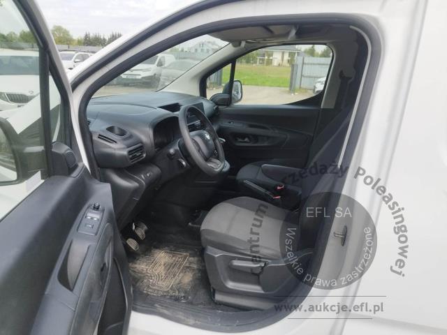 8 - Toyota  Proace City 2022r. DW7US62 Pojazd znajduje się w firmie ARCTOS GROUP sp. z o.o. Al. Krakowska 7, 02-183 Warszawa
