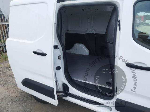 9 - Toyota  Proace City 2022r. DW7US62 Pojazd znajduje się w firmie ARCTOS GROUP sp. z o.o. Al. Krakowska 7, 02-183 Warszawa