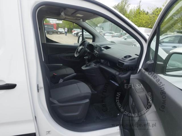 10 - Toyota  Proace City 2022r. DW7US62 Pojazd znajduje się w firmie ARCTOS GROUP sp. z o.o. Al. Krakowska 7, 02-183 Warszawa