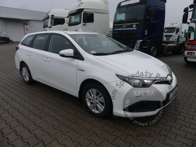 5 - TOYOTA  AURIS 1.8 HYBRID 135 ACTIVE 2017r.