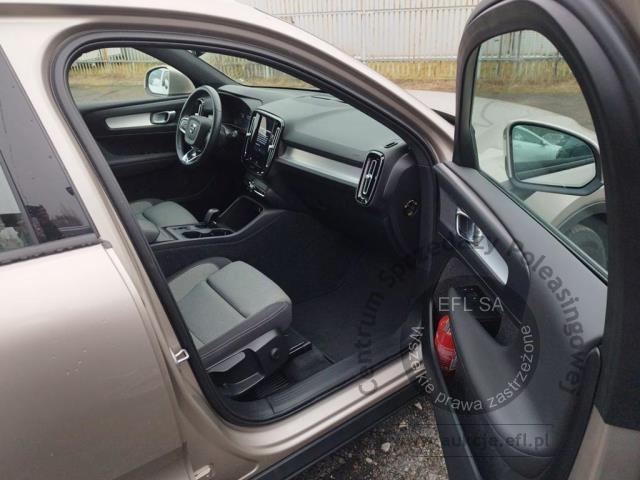 8 - Volvo  XC40 B3 Core aut 2022r. WND1852C Pojazd znajduje się w firmie ARCTOS GROUP sp. z o.o. Al. Krakowska 7, 02-183 Warszawa