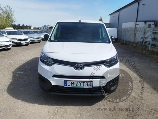 2 - Toyota  Proace City 2024r. DW6YT84 Pojazd znajduje się w firmie ARCTOS GROUP sp. z o.o. Al. Krakowska 7, 02-183 Warszawa