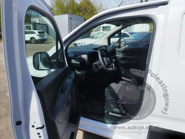 7 - Toyota  Proace City 2024r. DW6YT84 Pojazd znajduje się w firmie ARCTOS GROUP sp. z o.o. Al. Krakowska 7, 02-183 Warszawa
