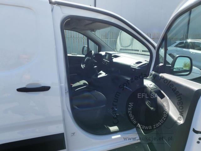 8 - Toyota  Proace City 2024r. DW6YT84 Pojazd znajduje się w firmie ARCTOS GROUP sp. z o.o. Al. Krakowska 7, 02-183 Warszawa