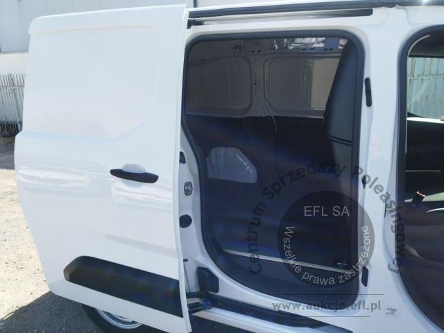 9 - Toyota  Proace City 2024r. DW6YT84 Pojazd znajduje się w firmie ARCTOS GROUP sp. z o.o. Al. Krakowska 7, 02-183 Warszawa