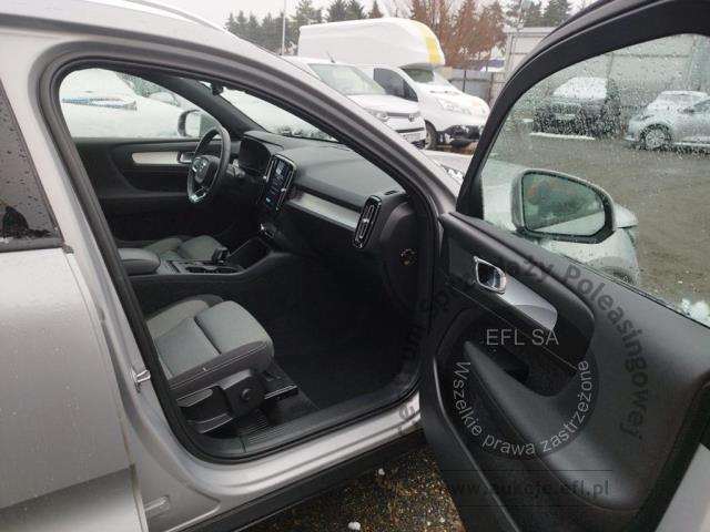 8 - Volvo  XC40 B3 Core aut 2022r. WND1970C Pojazd znajduje się w firmie ARCTOS GROUP sp. z o.o. Al. Krakowska 7, 02-183 Warszawa