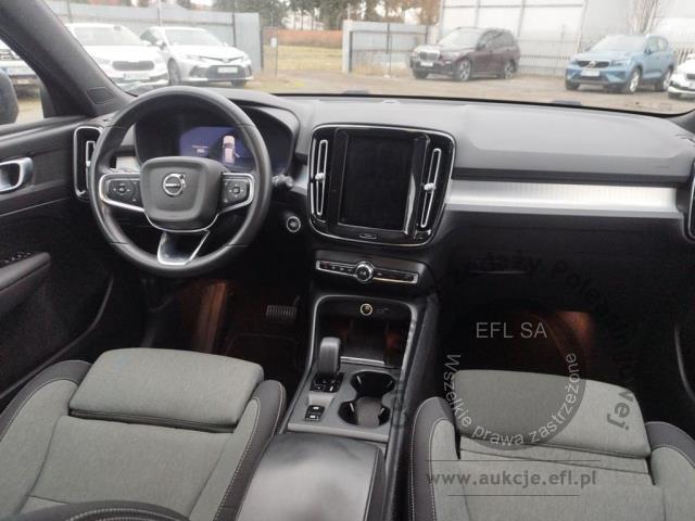 9 - Volvo  XC40  B3 Core aut 2022r. WW346TF Pojazd znajduje się w firmie ARCTOS GROUP sp. z o.o. Al. Krakowska 7, 02-183 Warszawa