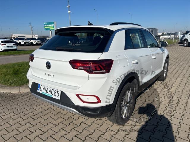 4 - Volkswagen T-ROC 1.5 TSI Life 2023r. DW6WC85 Pojazd znajduje się w firmie MDM AUTO sp. z o.o. ul. Zawodników 1, 80-729 Gdańsk